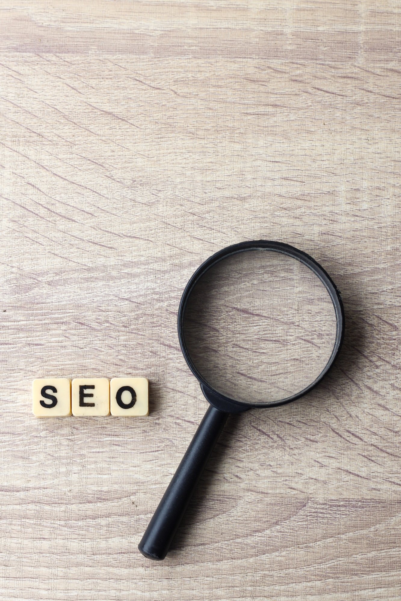 SEO flatlay on a wooden background