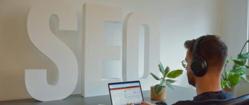 a seo expert sitting in front of a laptop computer {{brizy_dc_image_alt entityId=